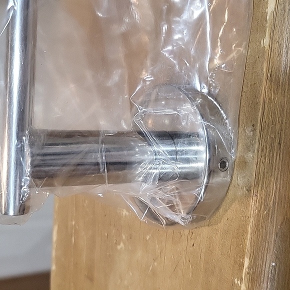 NIB Focus Cresent Suite 18" Towel Bar Pollished Chrome (Have 3 this is for 1) - Picture 2 of 8